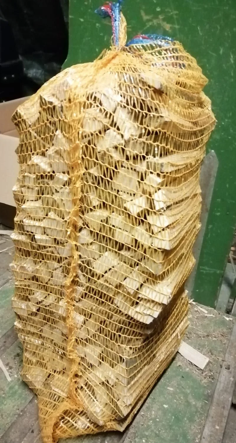 Einzelner Netzsack mit trockenem Anzündholz aus der Nähe