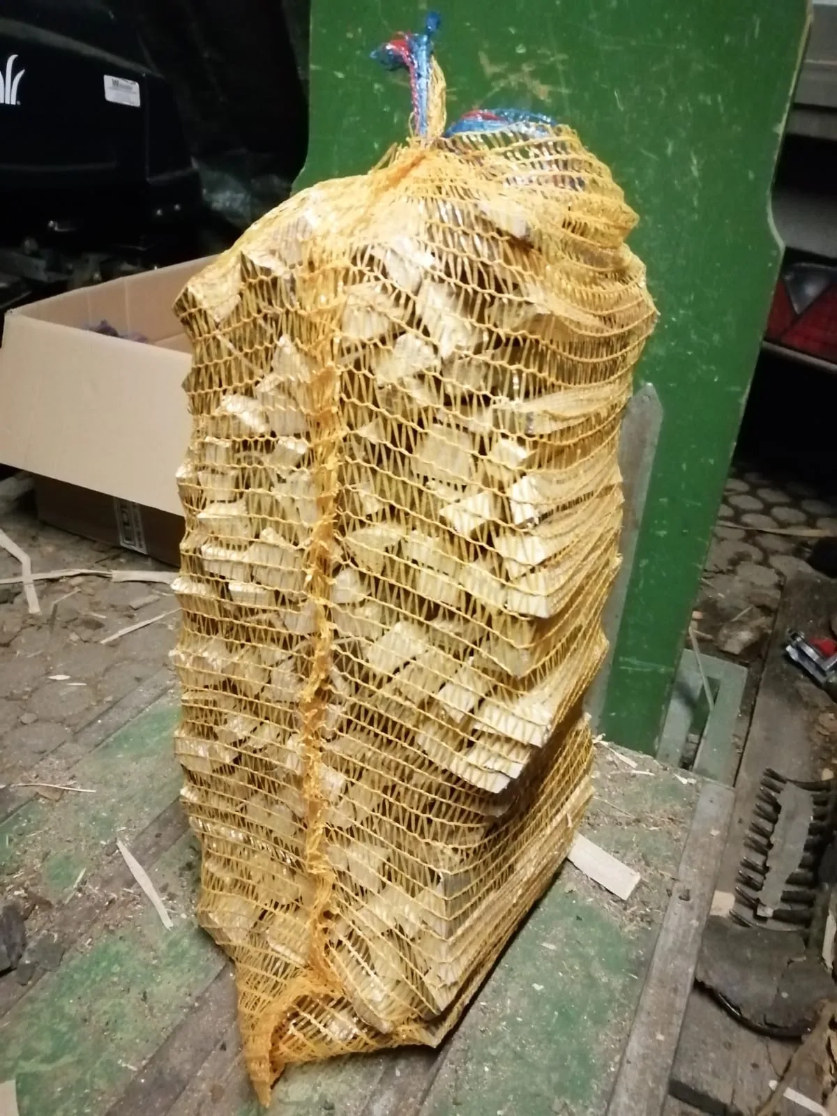 Netzsack mit Buchenscheiten aus der Nähe