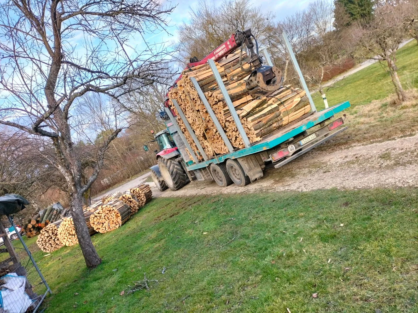 Beladener Rückewagen am Wiesenrand